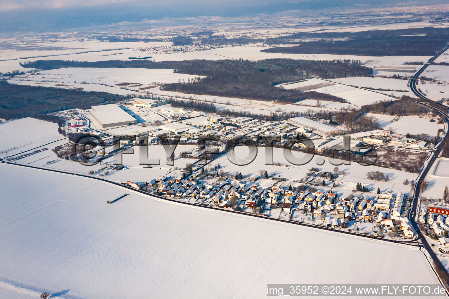 Luftbild von Im Winter bei Schnee im Ortsteil Minderslachen in Kandel im Bundesland Rheinland-Pfalz, Deutschland