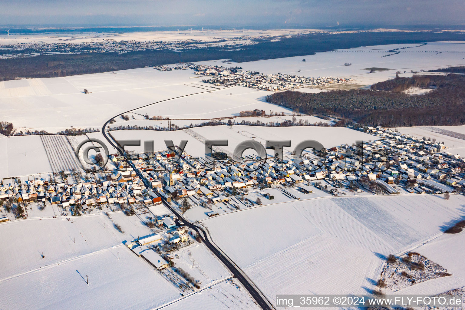 Luftbild von Von Südwesten im Winter bei Schnee in Erlenbach bei Kandel im Bundesland Rheinland-Pfalz, Deutschland