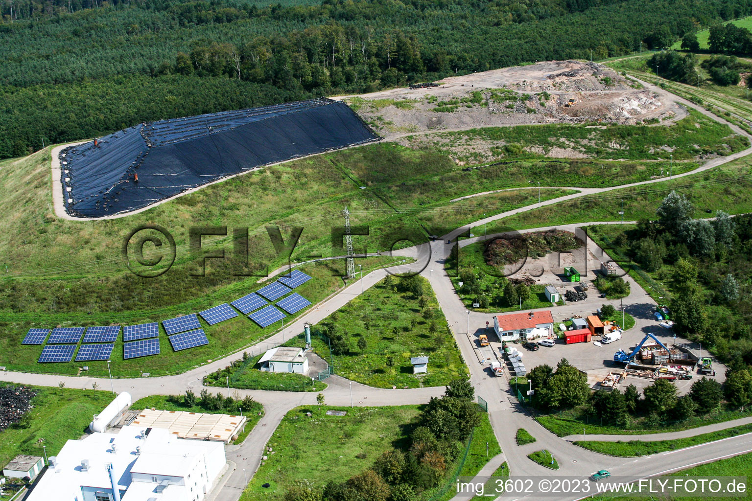 Luftbild von Gelände der aufgeschütteten Mülldeponie Kreis Germersheim in Berg (Pfalz) im Bundesland Rheinland-Pfalz, Deutschland