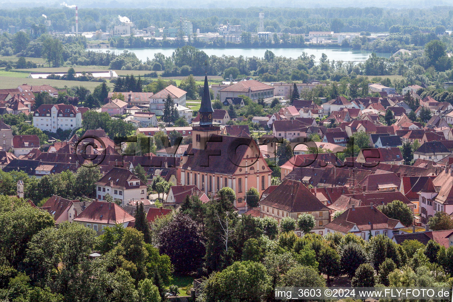 Kirchengebäude der Église de la Trinité de Lauterbourg im Altstadt- Zentrum der Innenstadt in Lauterbourg in Grand Est im Ortsteil Neulauterburg im Bundesland Bas-Rhin, Frankreich