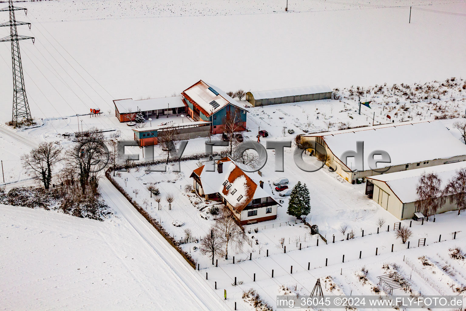 Luftbild von Schoßberghof im Winter bei Schnee in Minfeld im Bundesland Rheinland-Pfalz, Deutschland