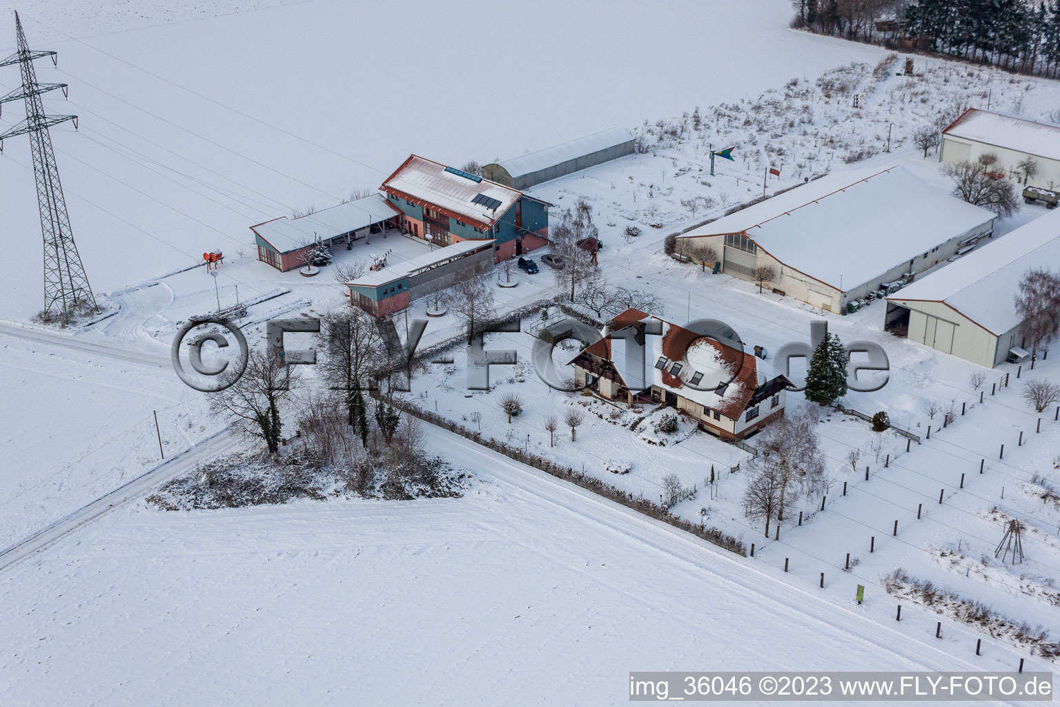 Minfeld, Schoßberghof im Bundesland Rheinland-Pfalz, Deutschland von der Drohne aus gesehen
