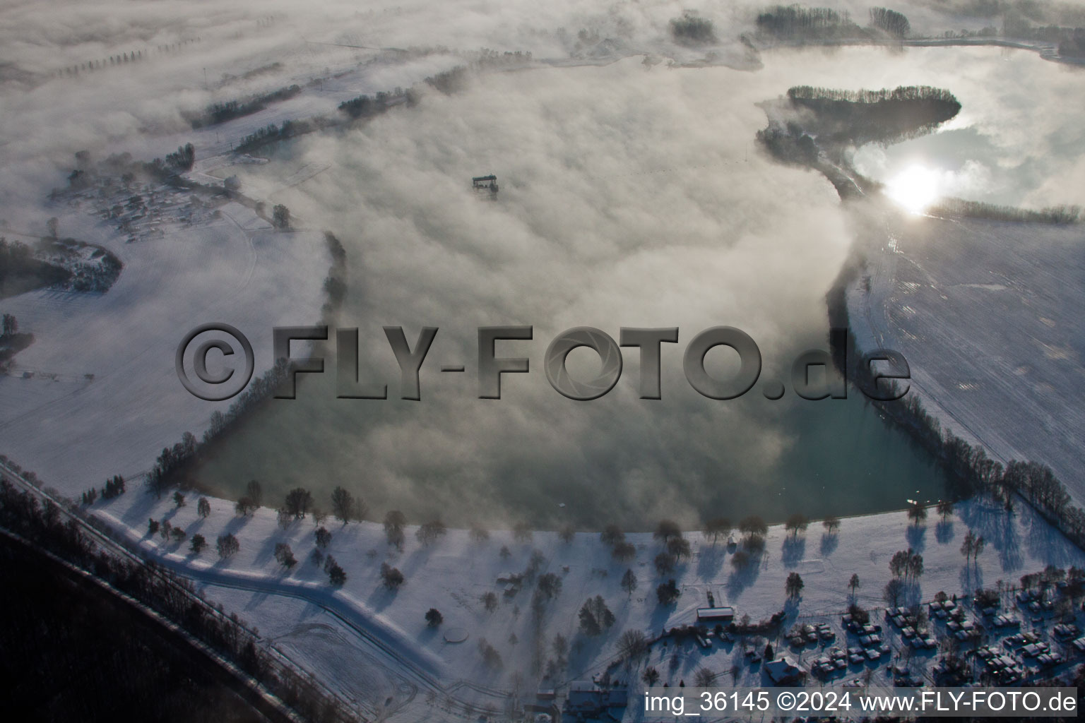 Uferbereiche am Seegebiet des winterlich schneebedeckten Bassin des Mouettes in Lauterbourg in Grand Est im Bundesland Bas-Rhin, Frankreich