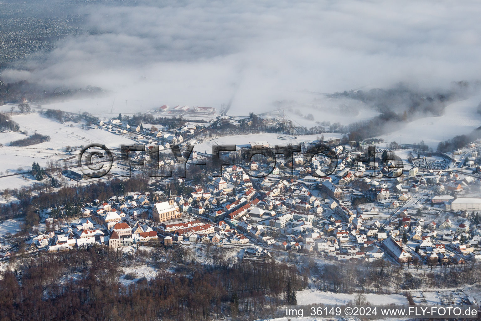 Winterlich schneebedeckte Ortsansicht der Straßen und Häuser der Wohngebiete in Lauterbourg in Grand Est im Bundesland Bas-Rhin, Frankreich
