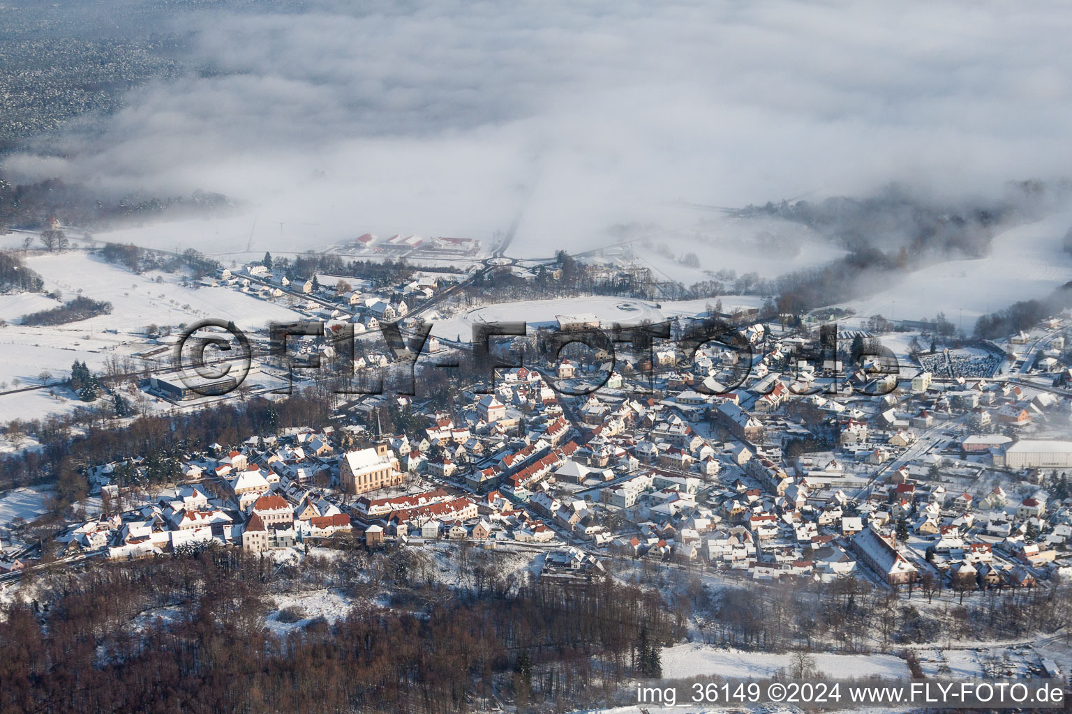 Winterlich schneebedeckte Ortsansicht der Straßen und Häuser der Wohngebiete in Lauterbourg in Grand Est im Ortsteil Neulauterburg im Bundesland Bas-Rhin, Frankreich