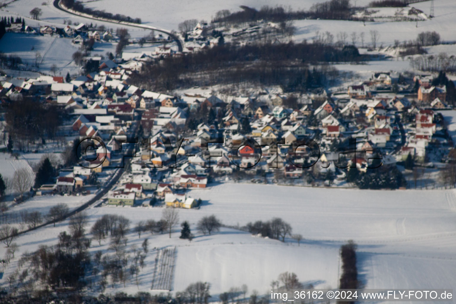 Luftaufnahme von Im Winter bei Schnee in Neewiller-près-Lauterbourg im Bundesland Bas-Rhin, Frankreich