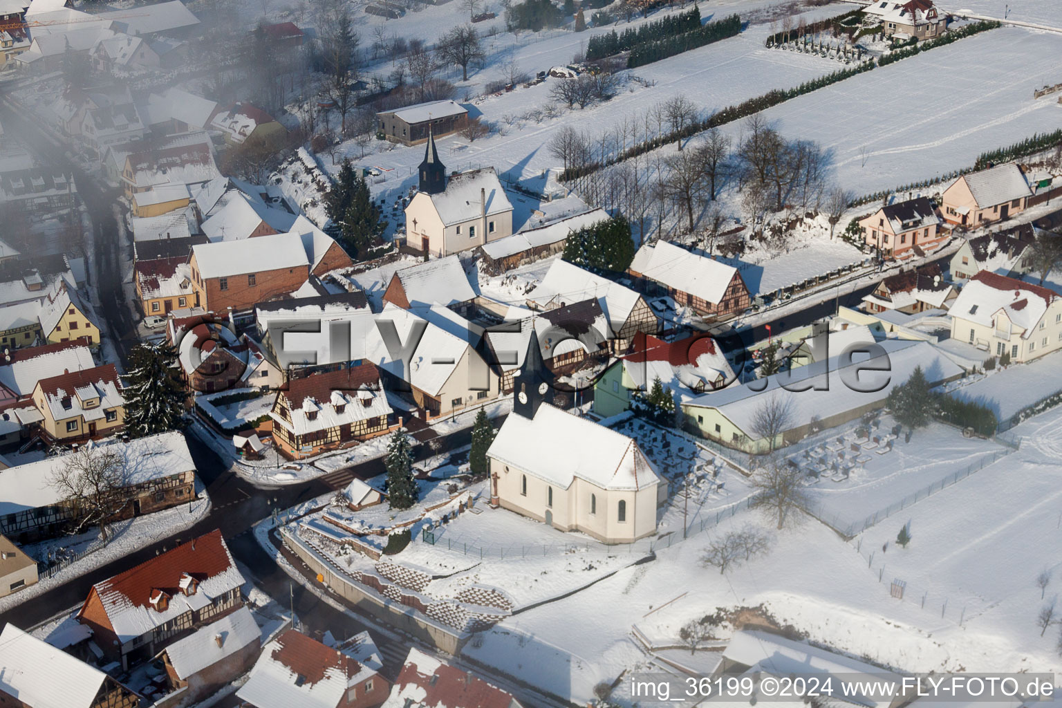 Winterlich schneebedeckte Kirchengebäude der Église protestante de Wintzenbach in Wintzenbach in Grand Est im Bundesland Bas-Rhin, Frankreich