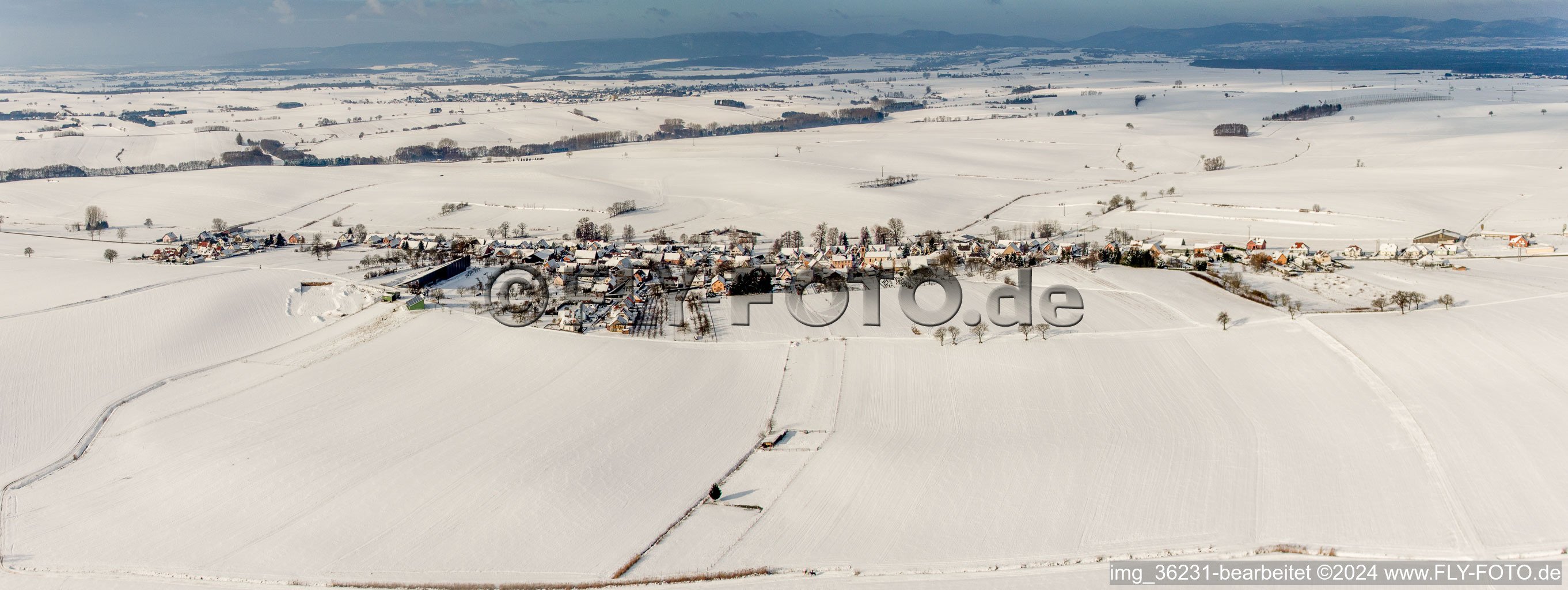 Winterlich schneebedeckte Panorama Perspektive swe Dorf - Ansicht am Rande von landwirtschaftlichen Feldern und Nutzflächen in Siegen in Grand Est im Bundesland Bas-Rhin, Frankreich