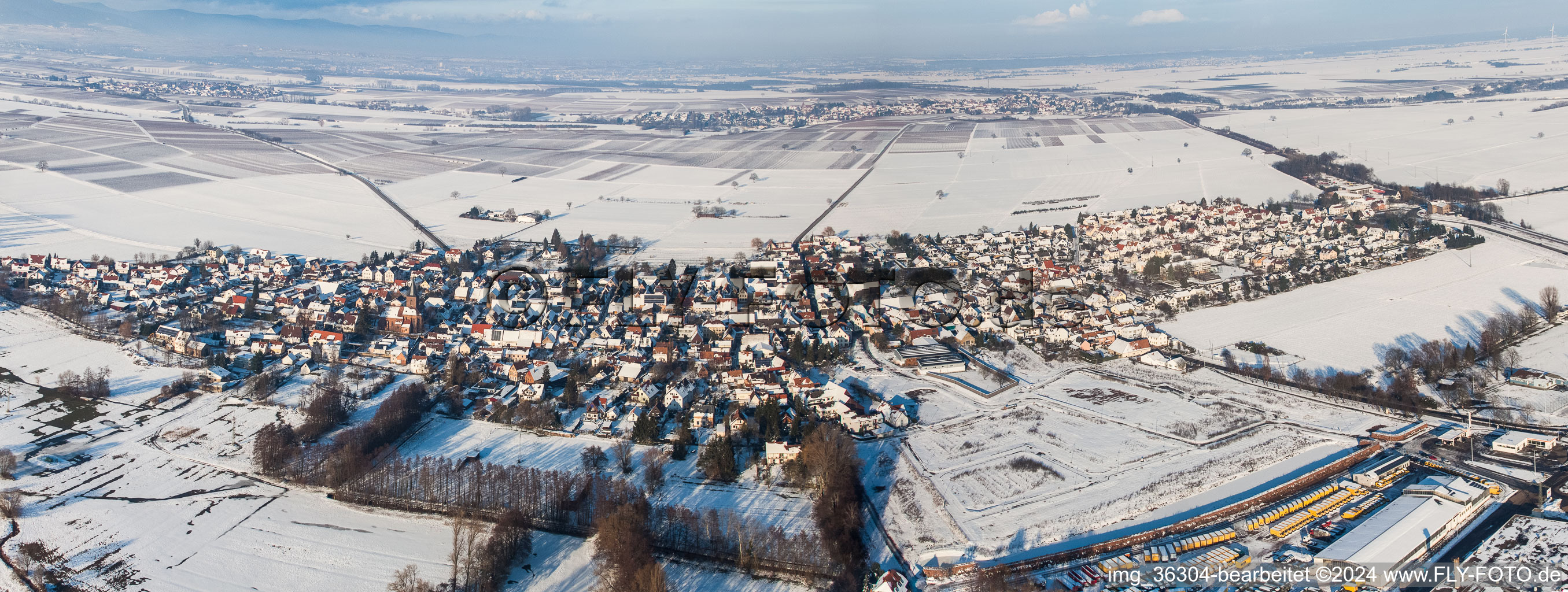 Luftbild von Panorama der Winterlich schneebedeckte Dorf - Ansicht am Rande von landwirtschaftlichen Feldern und Nutzflächen in Rohrbach im Bundesland Rheinland-Pfalz, Deutschland