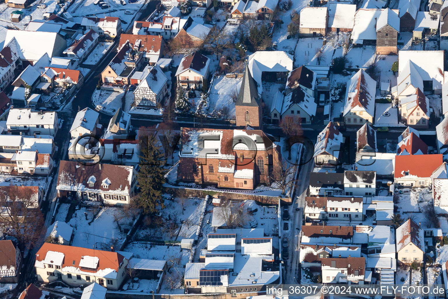 Luftbild von Winterlich schneebedeckte Kirchengebäude im Dorfkern in Rohrbach im Bundesland Rheinland-Pfalz, Deutschland