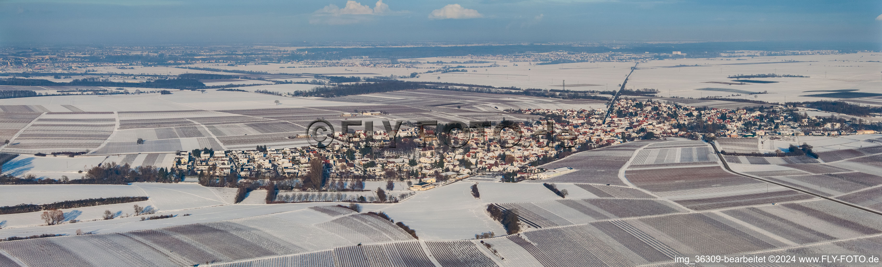 Winterlich schneebedeckte Panorama Perspektive Dorf - Ansicht am Rande von Feldern und vor dem Haardtrand des Pfälzerwaldes in Impflingen im Bundesland Rheinland-Pfalz, Deutschland