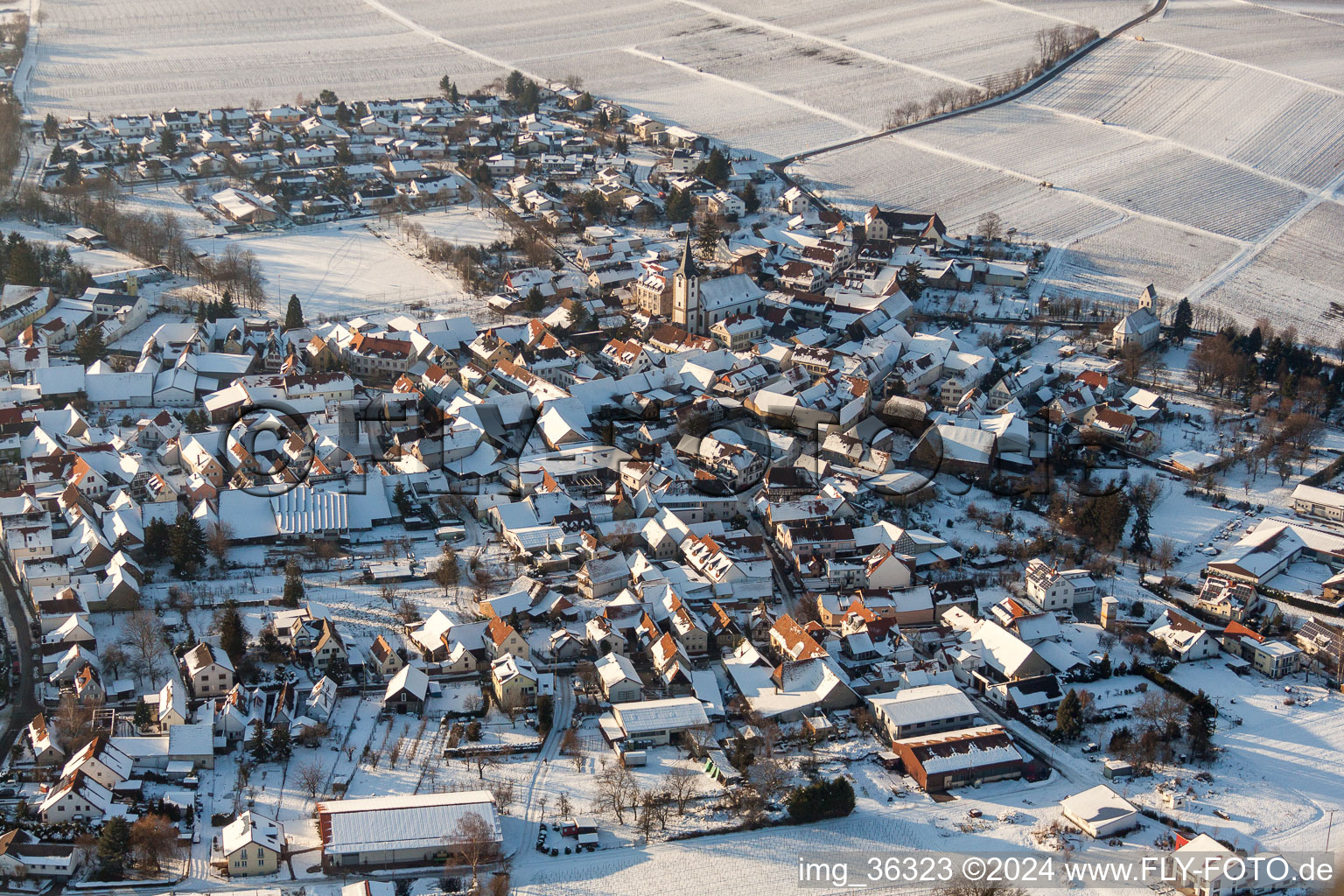 Luftaufnahme von Winterlich schneebedeckte Dorf - Ansicht am Rande von landwirtschaftlichen Feldern und Nutzflächen im Ortsteil Mörzheim in Landau in der Pfalz im Bundesland Rheinland-Pfalz, Deutschland