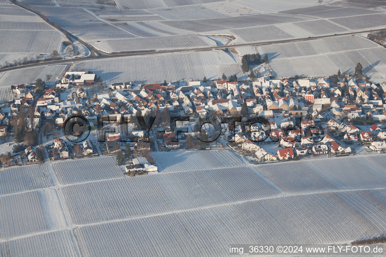 Luftaufnahme von Im Winter im Schnee im Ortsteil Mörzheim in Landau in der Pfalz im Bundesland Rheinland-Pfalz, Deutschland