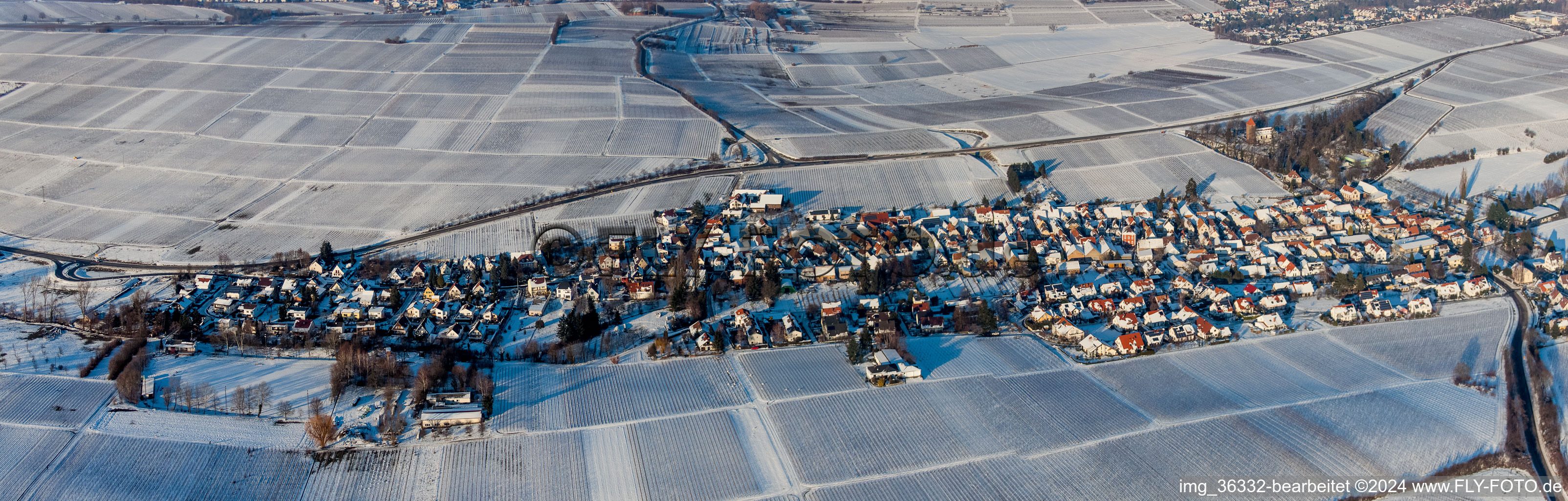Panorama der winterlich schneebedeckten Dorf - Ansicht am Rande von landwirtschaftlichen Feldern und Nutzflächen im Ortsteil Wollmesheim in Landau in der Pfalz im Bundesland Rheinland-Pfalz, Deutschland
