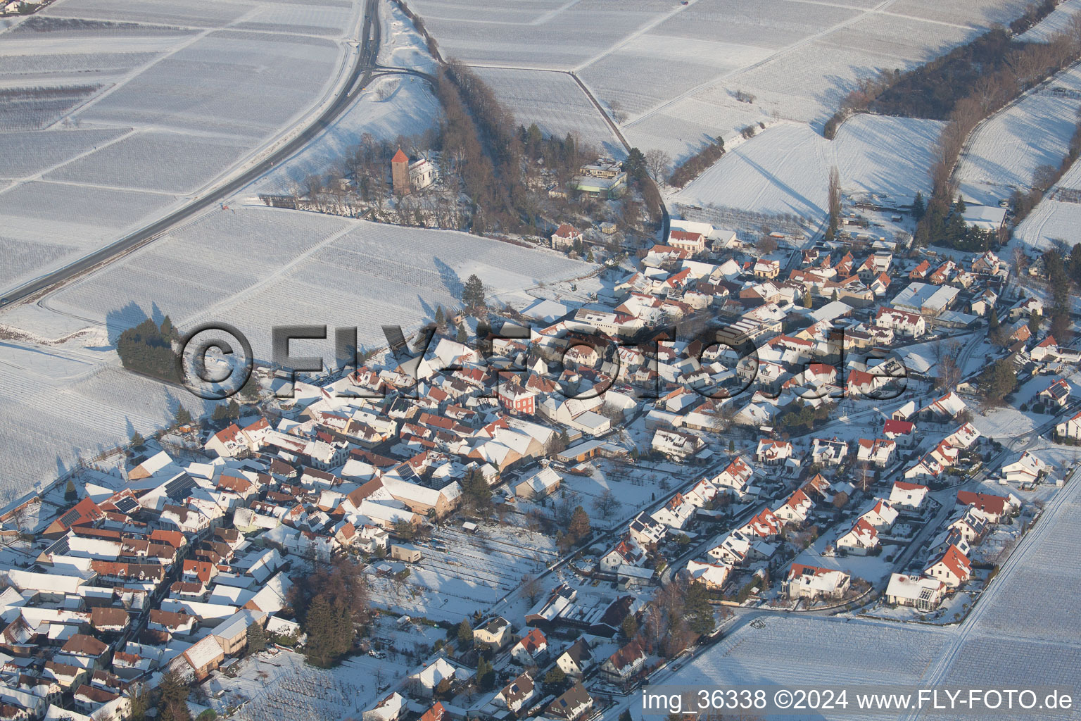 Im Winter im Schnee im Ortsteil Mörzheim in Landau in der Pfalz im Bundesland Rheinland-Pfalz, Deutschland aus der Luft