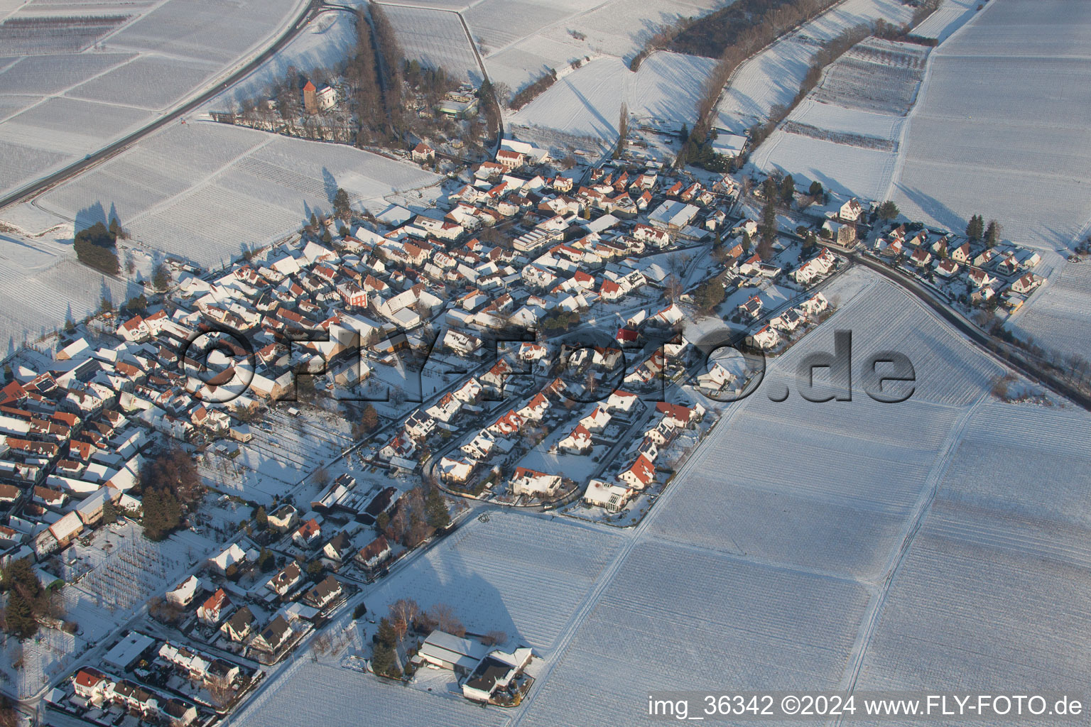 Im Winter im Schnee im Ortsteil Mörzheim in Landau in der Pfalz im Bundesland Rheinland-Pfalz, Deutschland vom Flugzeug aus