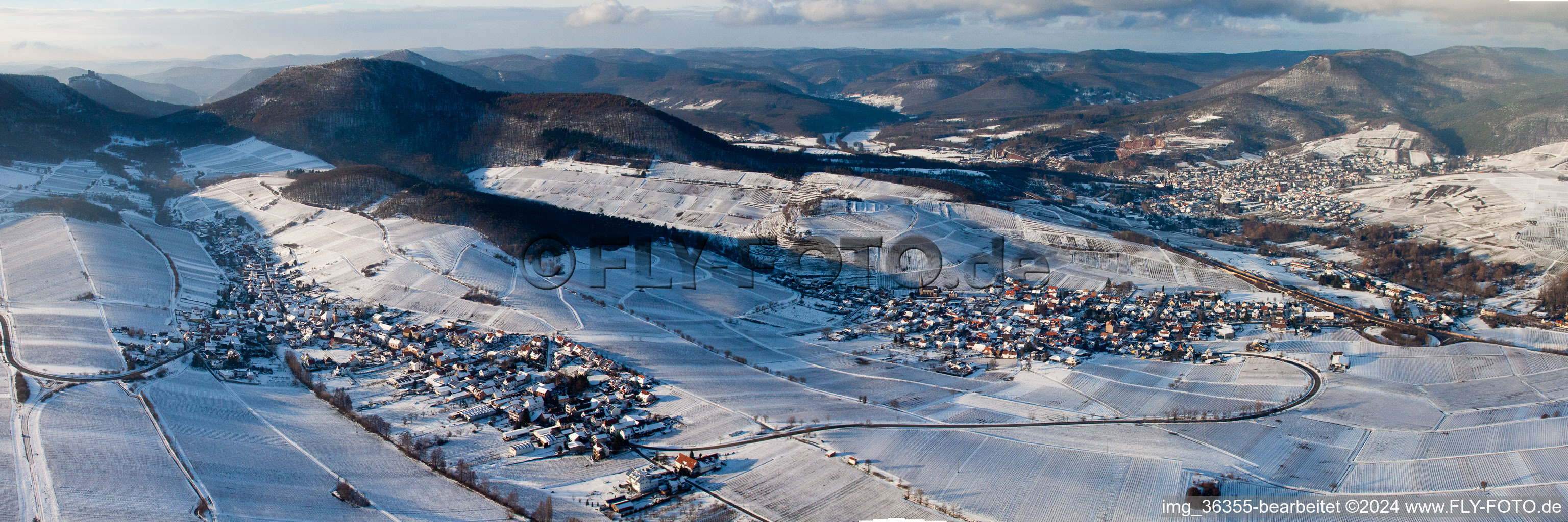 Winterlich schneebedeckte Panorama vom Ortsbereich und der Umgebung in Birkweiler im Bundesland Rheinland-Pfalz, Deutschland