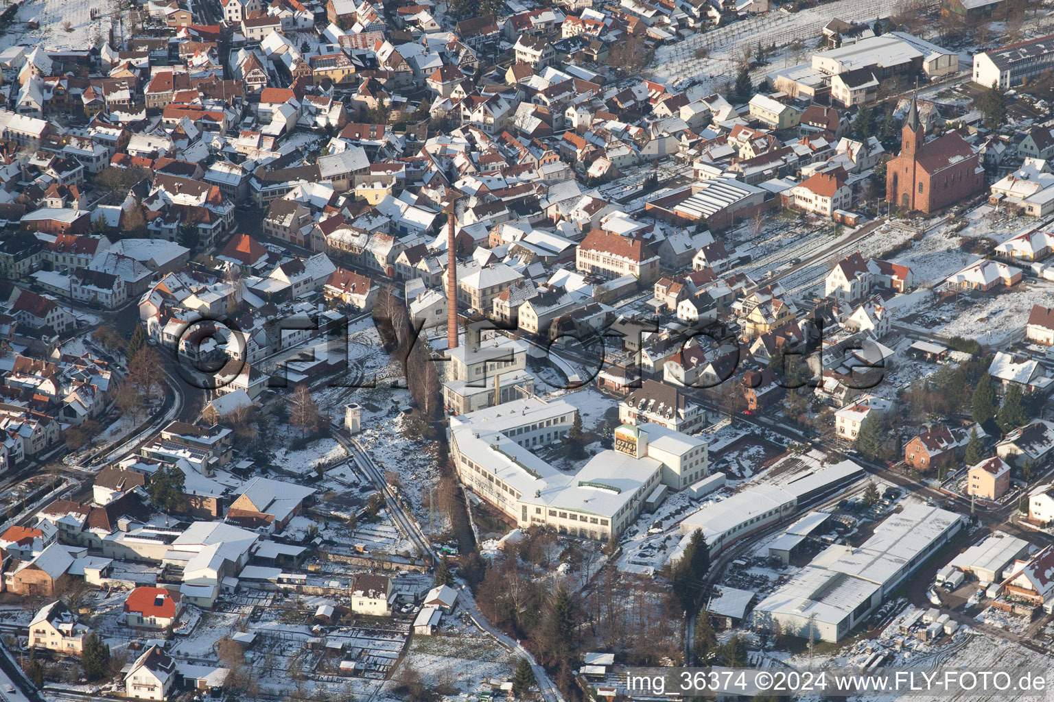Luftaufnahme von Ortsansicht der Straßen und Häuser der Wohngebiete in Albersweiler im Winter im Bundesland Rheinland-Pfalz, Deutschland