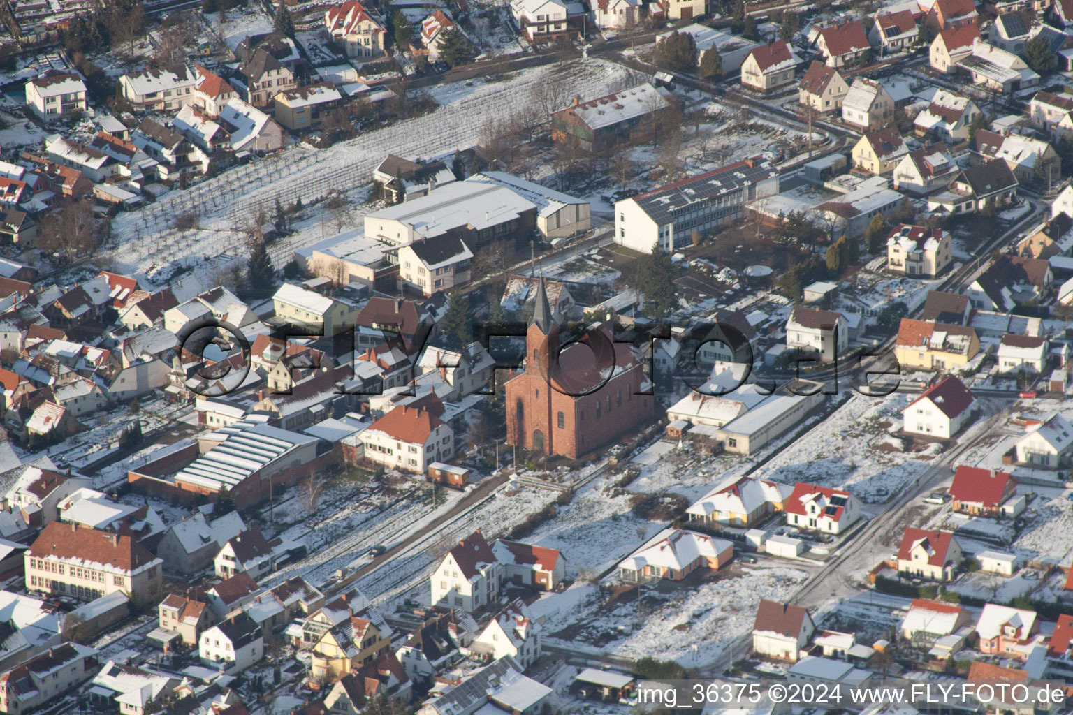 Schrägluftbild von Ortsansicht der Straßen und Häuser der Wohngebiete in Albersweiler im Winter im Bundesland Rheinland-Pfalz, Deutschland