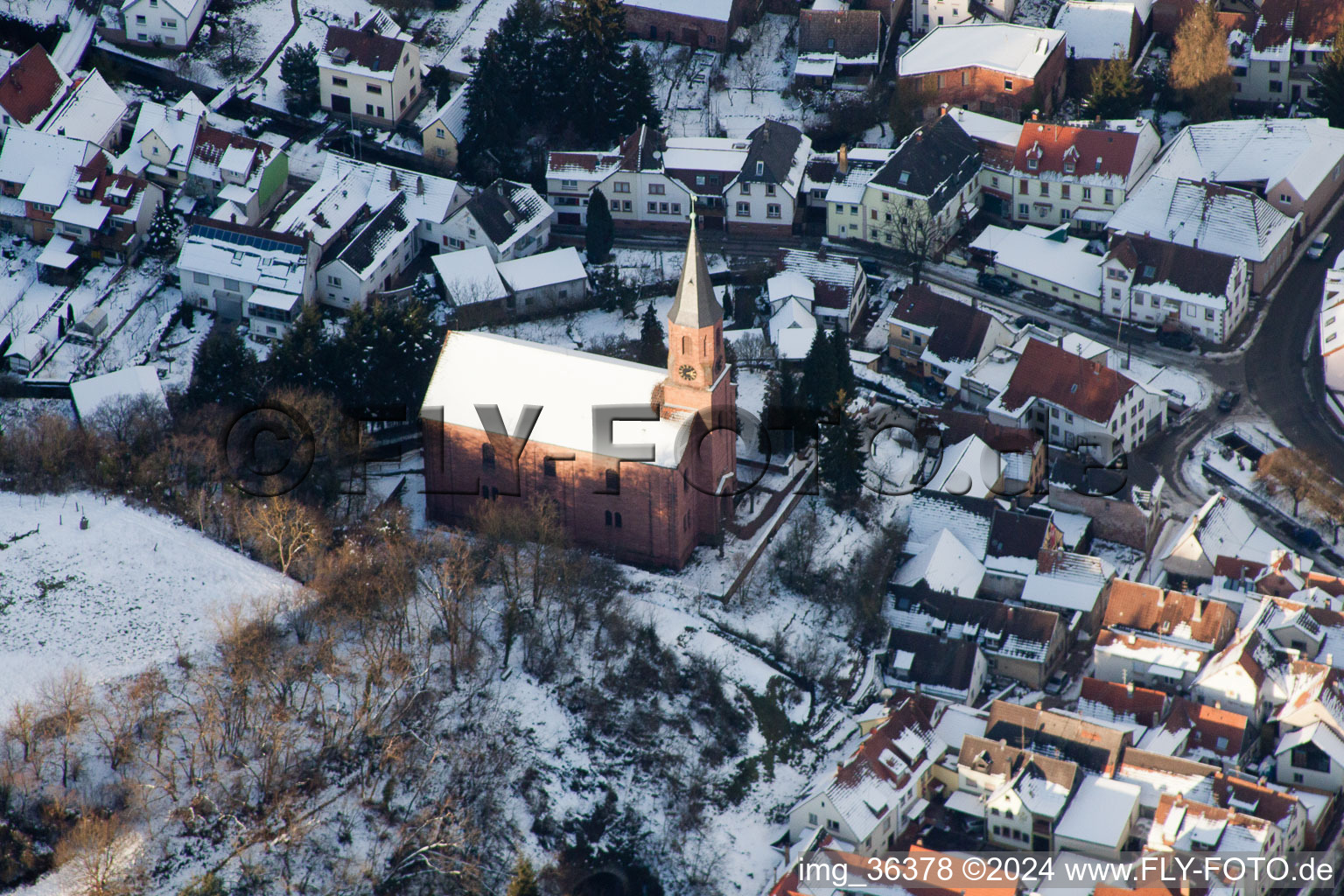 Ortsansicht der Straßen und Häuser der Wohngebiete in Albersweiler im Winter im Bundesland Rheinland-Pfalz, Deutschland von oben