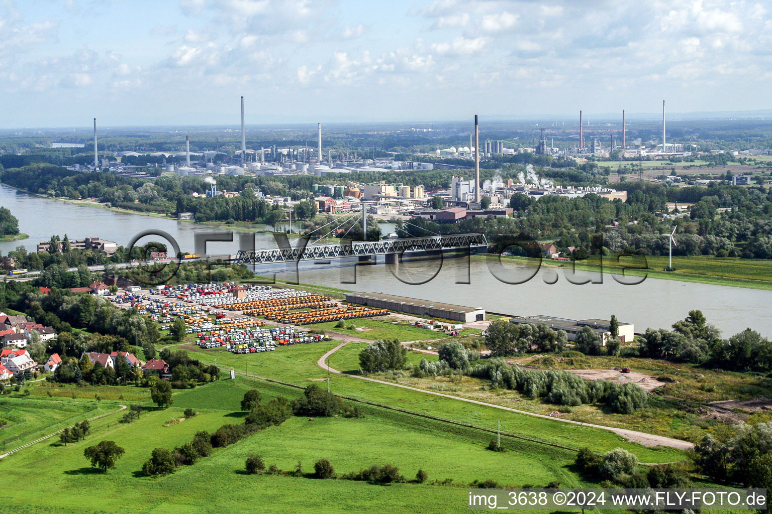Luftbild von Fluß - Brückenbauwerke der Bundesstraße 10 und der Regionalbahn über den Rhein zwischen Karlsruhe Maxau und Wörth am Rhein im Bundesland Rheinland-Pfalz, Deutschland