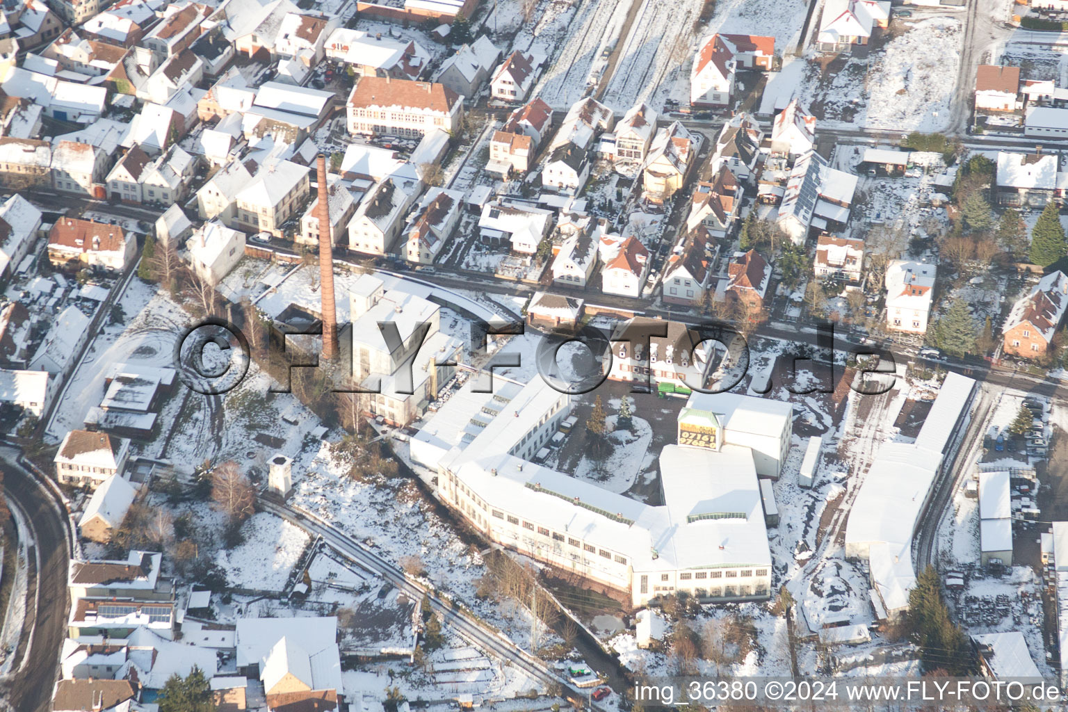Ortsansicht der Straßen und Häuser der Wohngebiete in Albersweiler im Winter im Bundesland Rheinland-Pfalz, Deutschland aus der Luft