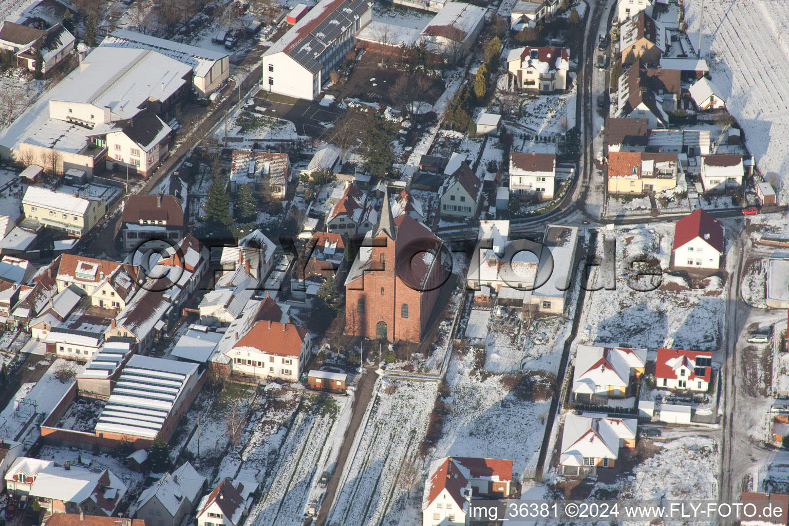 Ortsansicht der Straßen und Häuser der Wohngebiete in Albersweiler im Winter im Bundesland Rheinland-Pfalz, Deutschland von oben gesehen