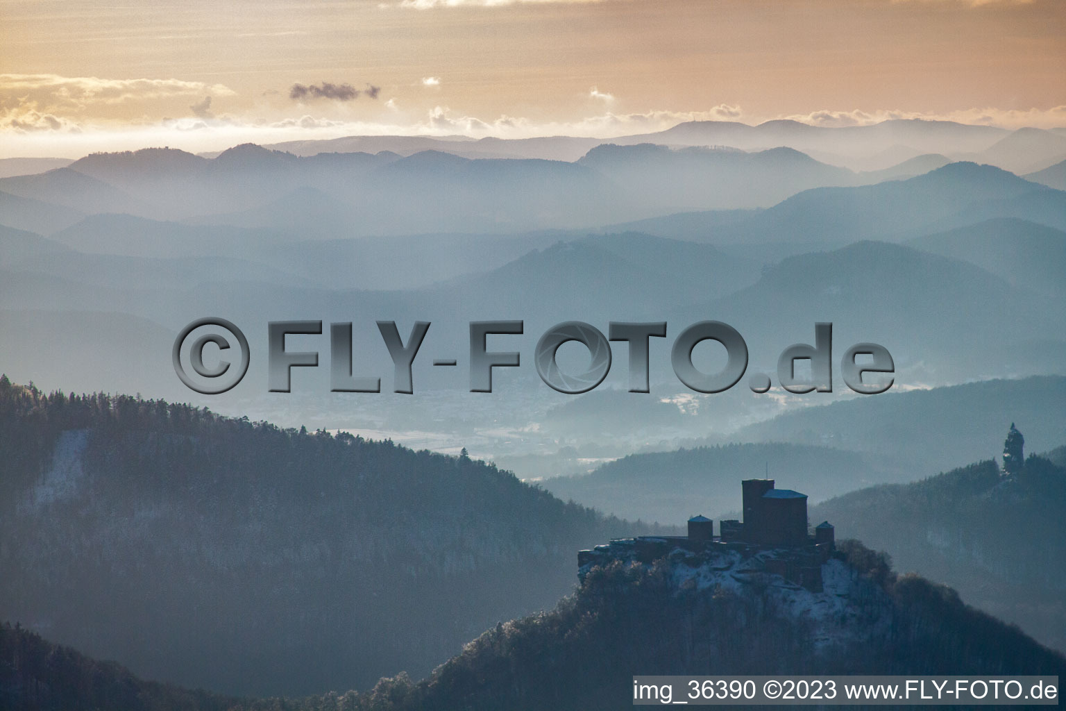 Burg Trifels im Schnee im Ortsteil Queichhambach in Annweiler am Trifels im Bundesland Rheinland-Pfalz, Deutschland