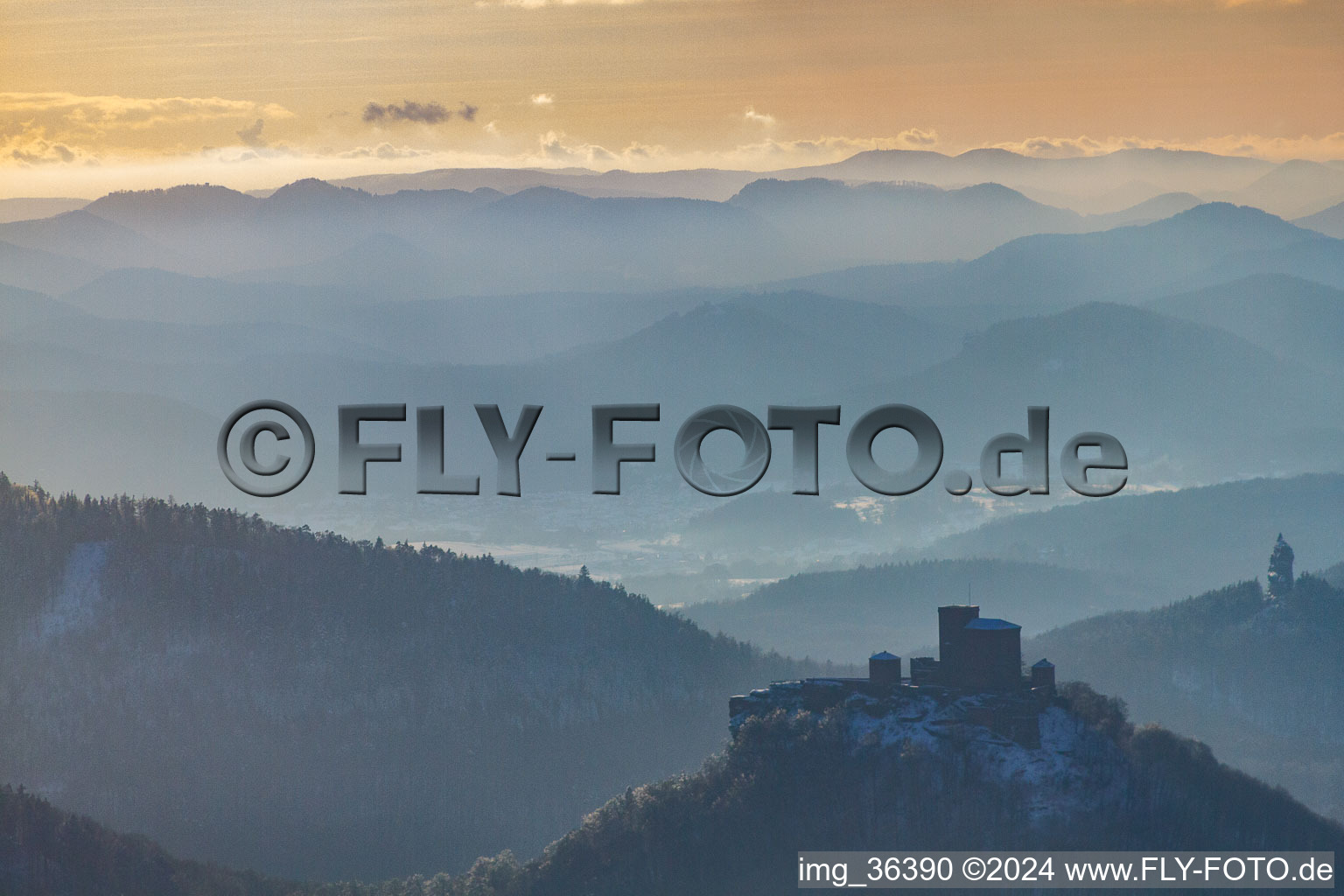 Burg Trifels im Schnee im Ortsteil Queichhambach in Annweiler am Trifels im Bundesland Rheinland-Pfalz, Deutschland