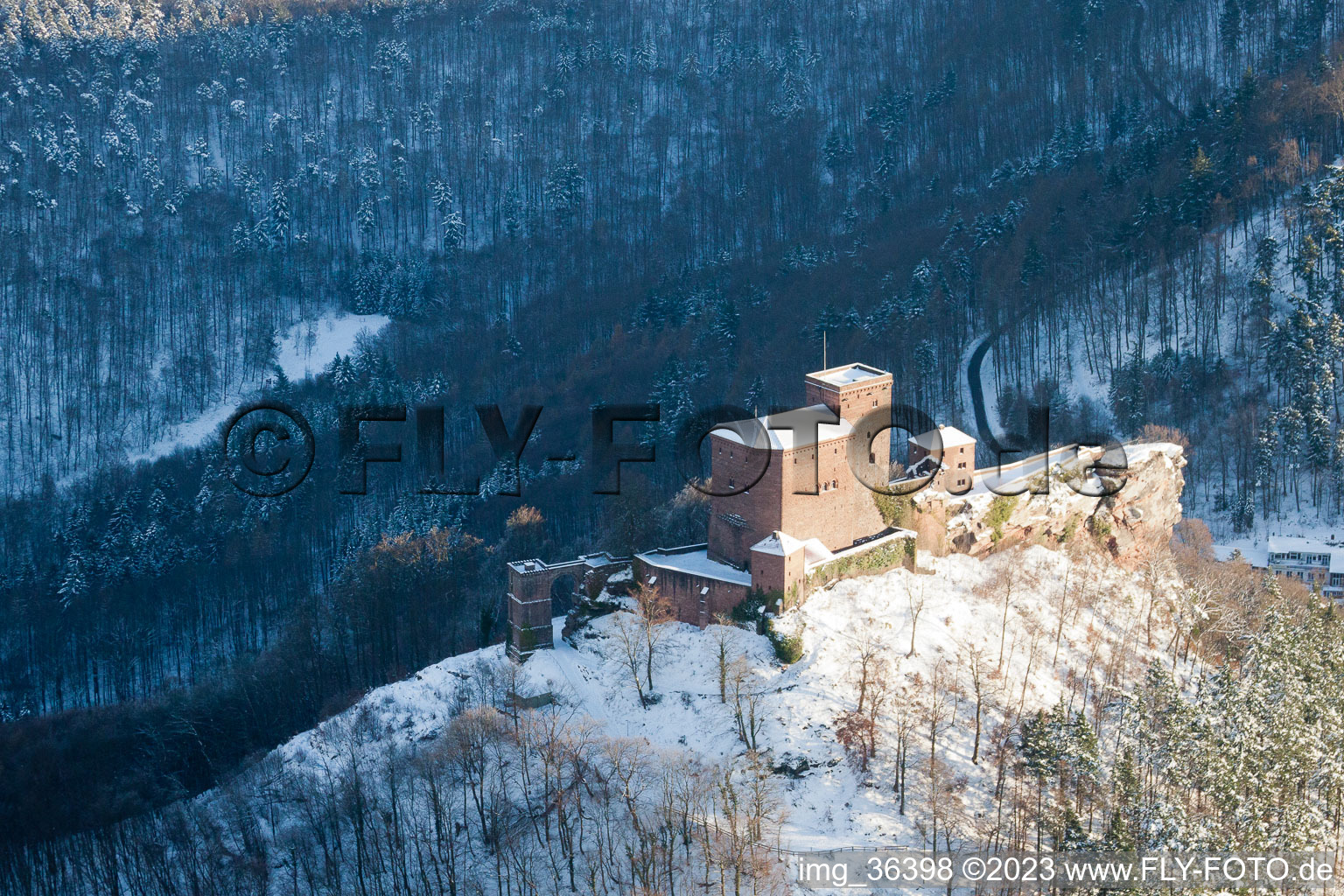 Luftbild von Burg Trifels im Schnee in Annweiler am Trifels im Bundesland Rheinland-Pfalz, Deutschland
