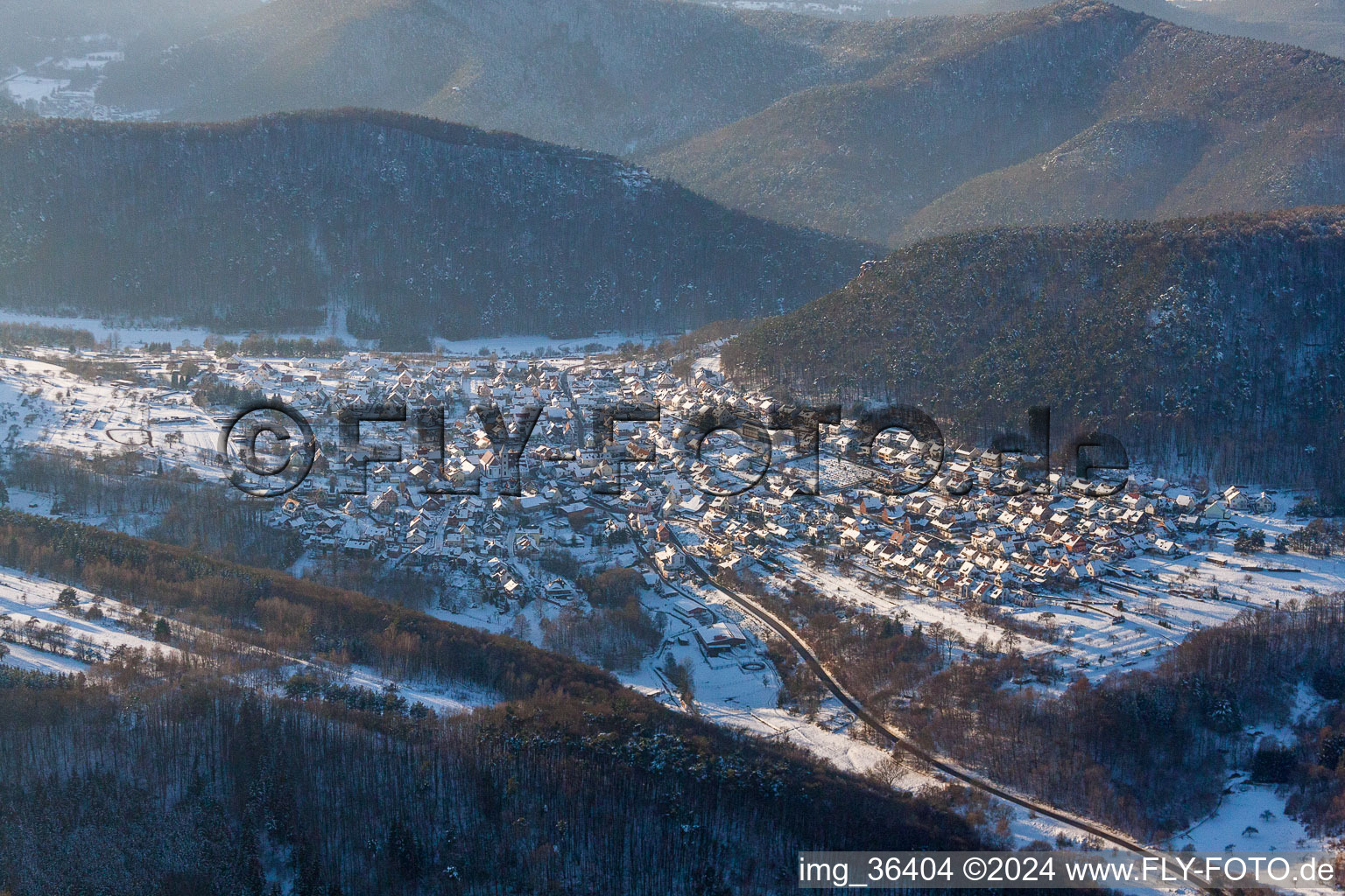 Winterlich schneebedeckte Dorf - Ansicht in Wernersberg im Bundesland Rheinland-Pfalz, Deutschland
