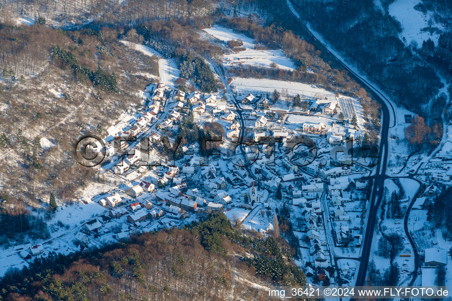 Winterlich schneebedeckte Dorf - Ansicht in Waldhambach im Bundesland Rheinland-Pfalz, Deutschland