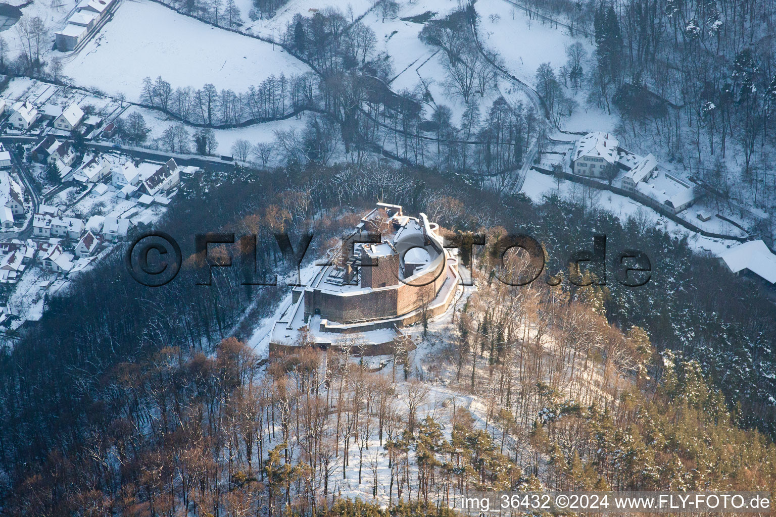 Ruine Landeck im Winter bei Schnee in Klingenmünster im Bundesland Rheinland-Pfalz, Deutschland