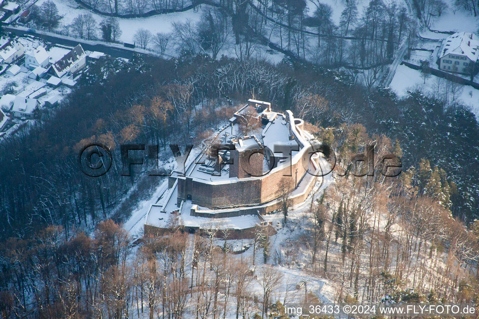 Winterlich schneebedeckte Ruine und Mauerreste der ehemaligen Burganlage Landeck in Klingenmünster im Winter im Bundesland Rheinland-Pfalz, Deutschland