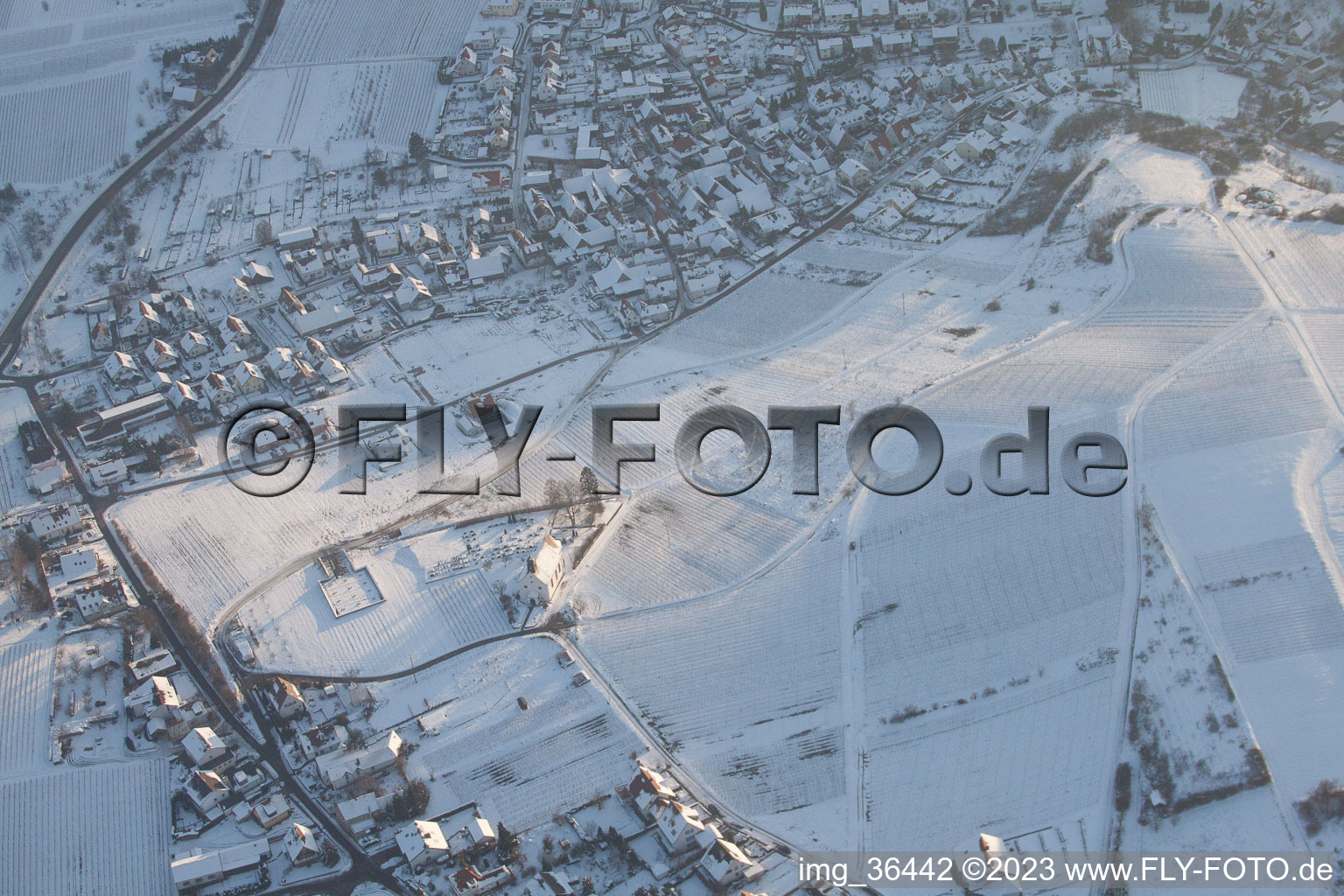 Luftaufnahme von Dionisius Kapelle im Winter im Ortsteil Gleiszellen in Gleiszellen-Gleishorbach im Bundesland Rheinland-Pfalz, Deutschland