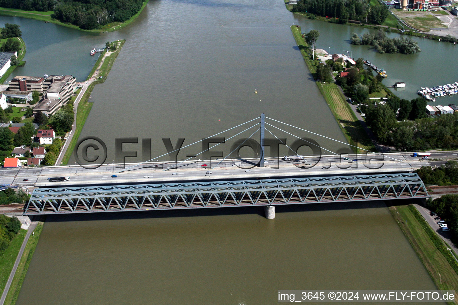 Luftbild von Fluß - Brückenbauwerk über den Rhein im Ortsteil Knielingen in Karlsruhe im Bundesland Baden-Württemberg, Deutschland