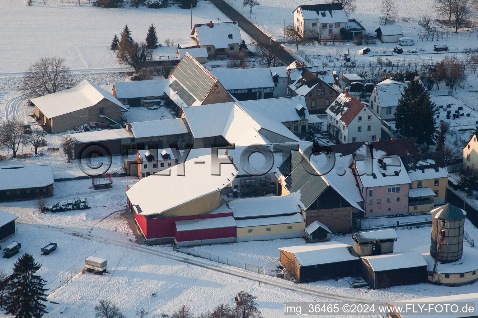 Luftbild von Winterlich schneebedeckte Drehbare Photovoltaikanlage auf einem Stall im Ortsteil Deutschhof in Kapellen-Drusweiler im Bundesland Rheinland-Pfalz, Deutschland