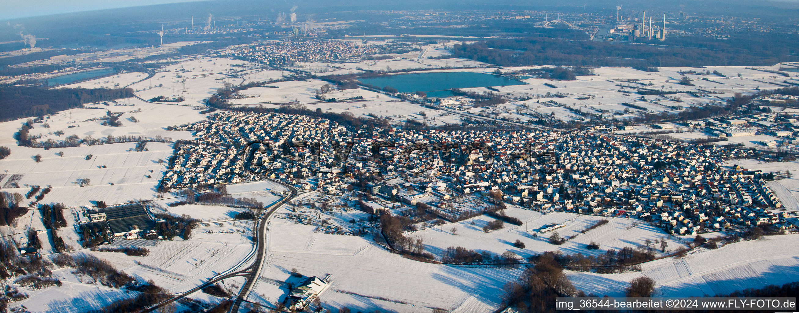 Winterlich schneebedeckte Panorama - Perspektive Ortsansicht der Straßen und Häuser der Wohngebiete in Hagenbach im Bundesland Rheinland-Pfalz, Deutschland