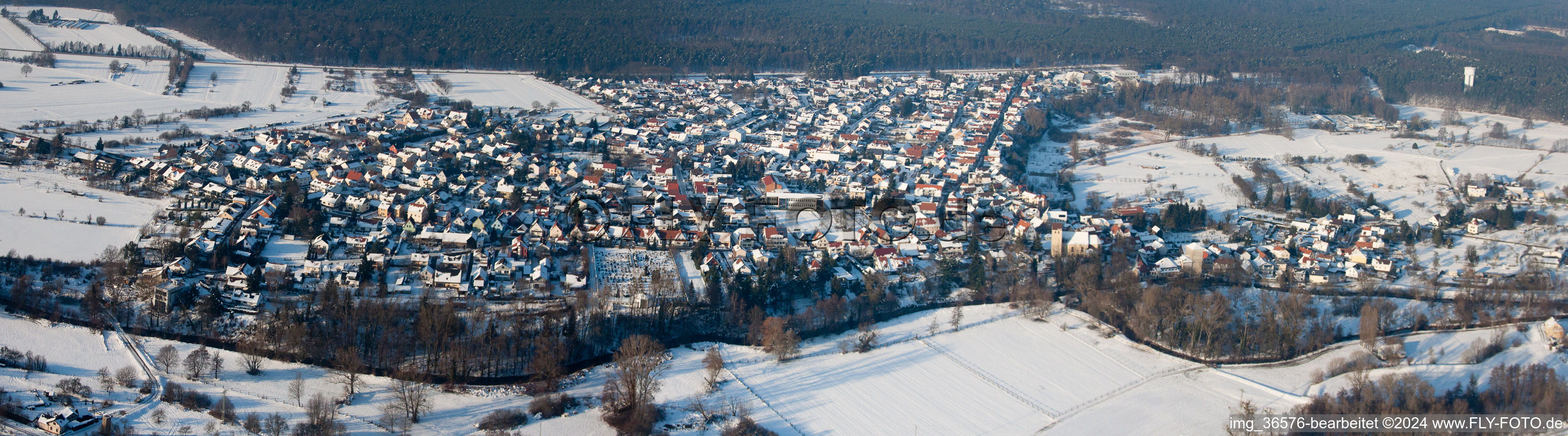 Winterlich schneebedeckte Panorama vom Ortsbereich und der Umgebung in Berg (Pfalz) im Bundesland Rheinland-Pfalz, Deutschland