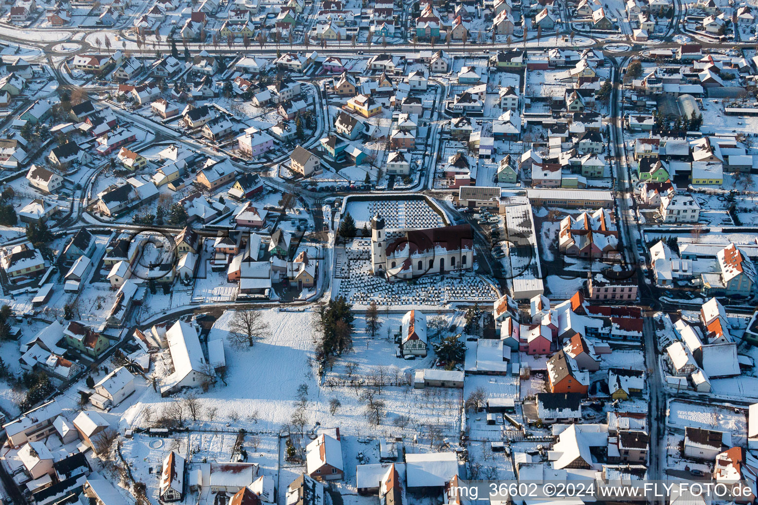 Winterlich schneebedeckte Ortsansicht der Straßen und Häuser der Wohngebiete in Mothern in Grand Est im Bundesland Bas-Rhin, Frankreich