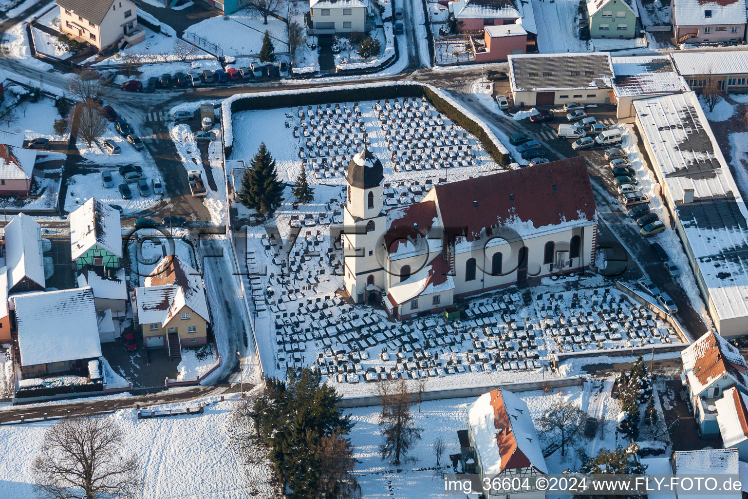 Die mit Schnee bedeckte Kirche und Friedhof in Mothern in Alsace-Champagne-Ardenne-Lorraine im Bundesland Bas-Rhin, Frankreich