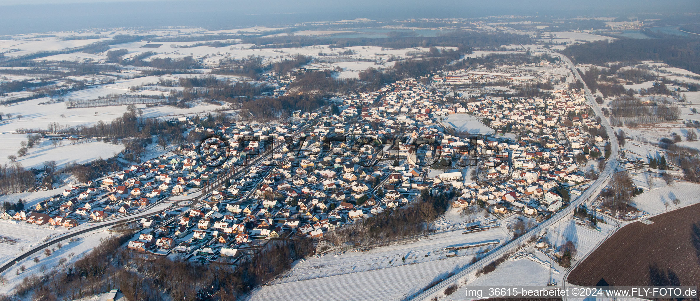 Luftbild von Winterlich schneebedeckte Ortsansicht der Straßen und Häuser der Wohngebiete in Mothern in Grand Est im Bundesland Bas-Rhin, Frankreich