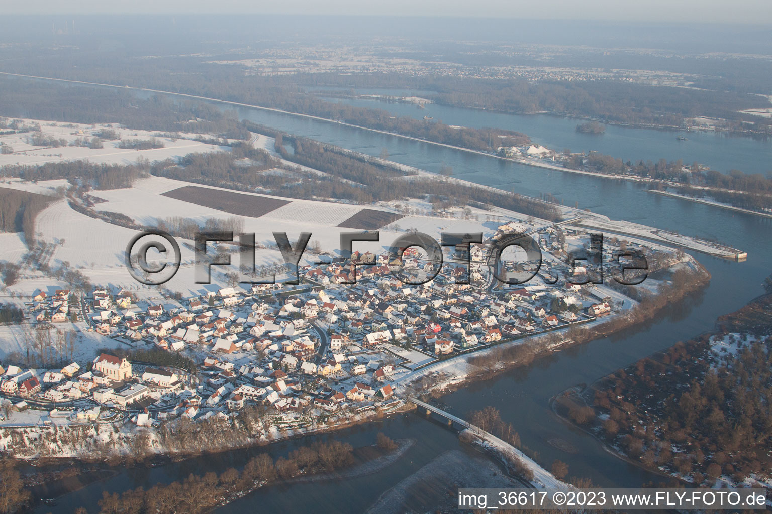 Luftbild von Munchhausen (Elsass), Sauermündung im Bundesland Bas-Rhin, Frankreich