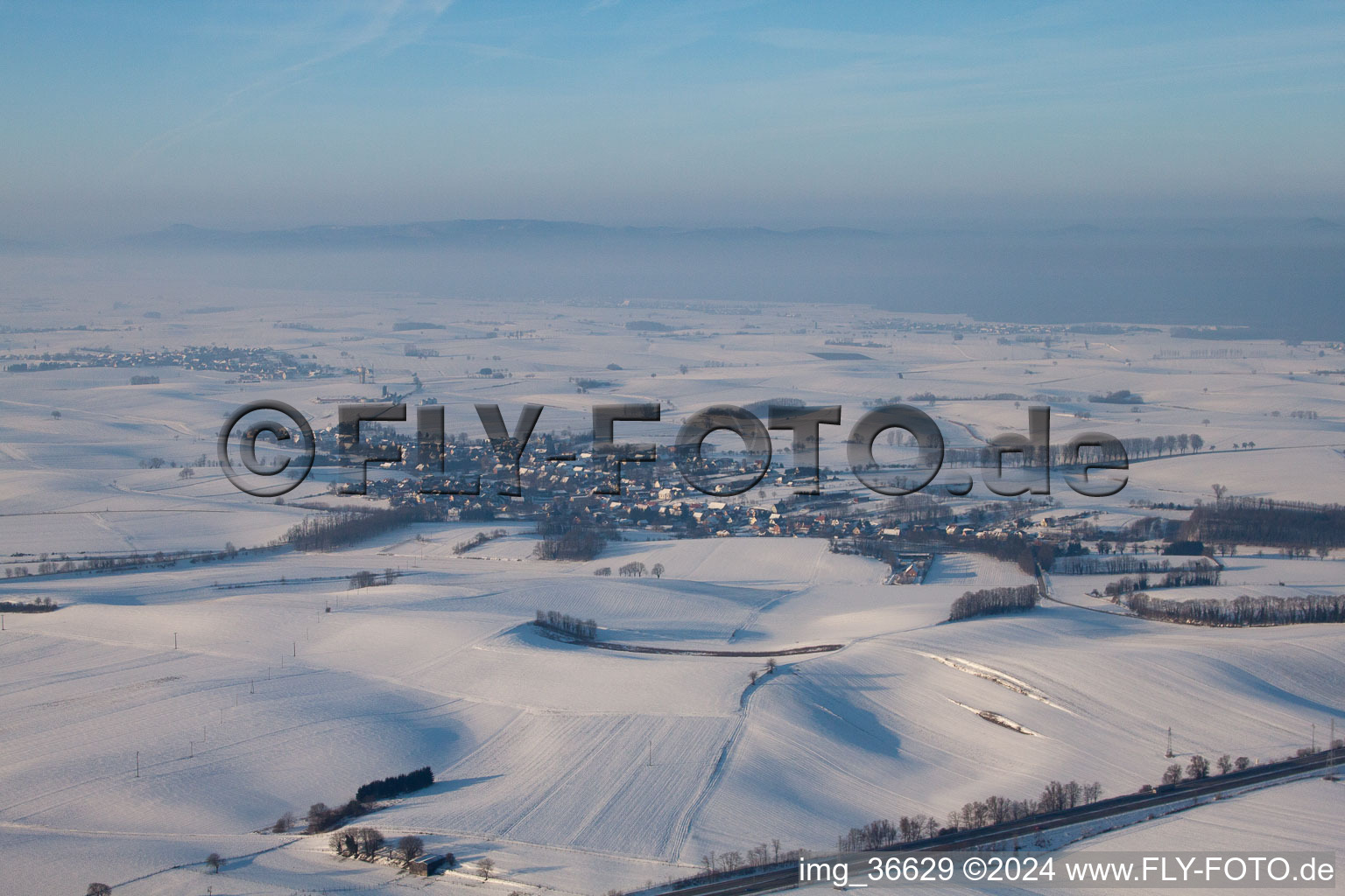 Schrägluftbild von Im Winter bei Schnee in Neewiller-près-Lauterbourg im Bundesland Bas-Rhin, Frankreich