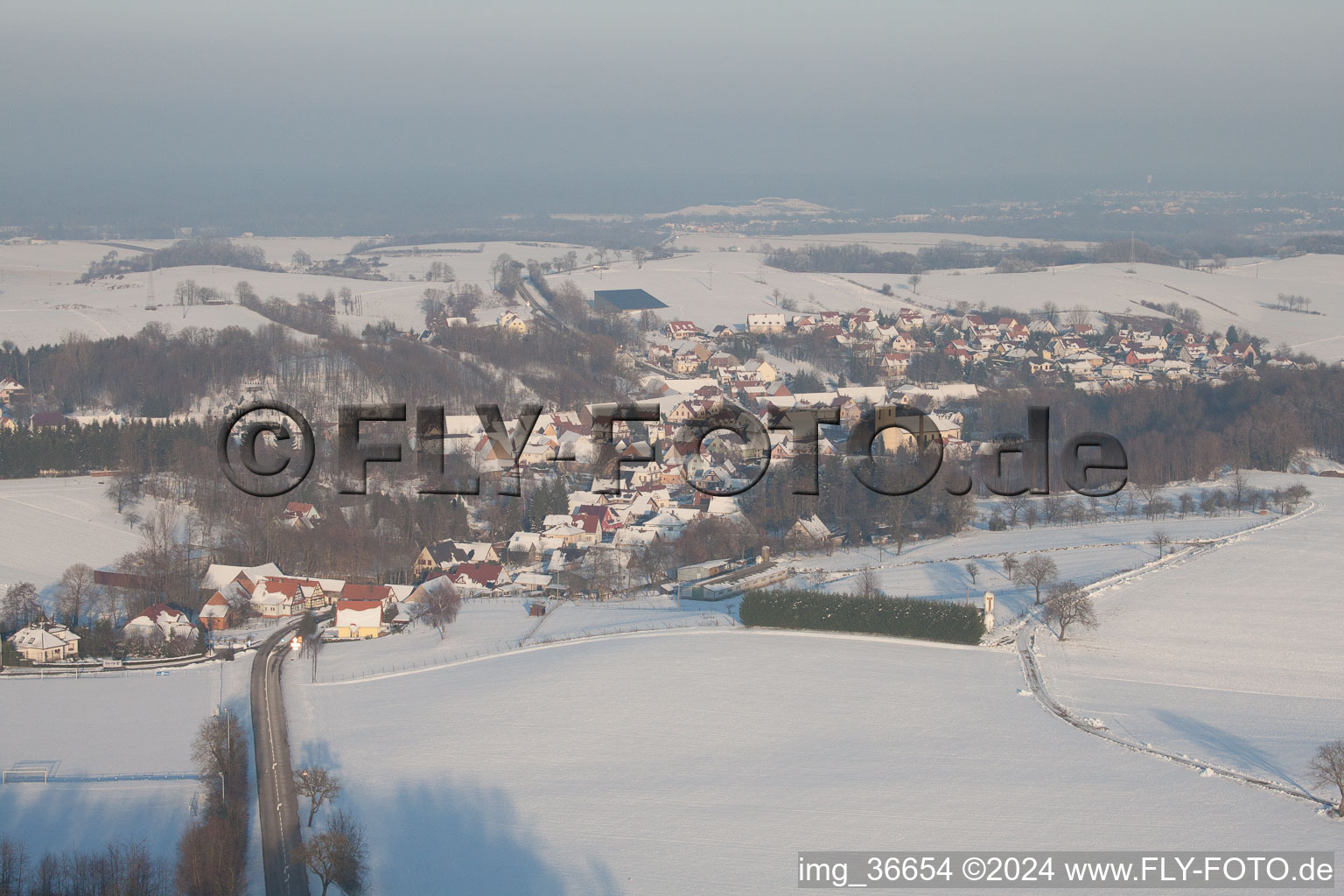 Im Winter bei Schnee in Neewiller-près-Lauterbourg im Bundesland Bas-Rhin, Frankreich aus der Luft