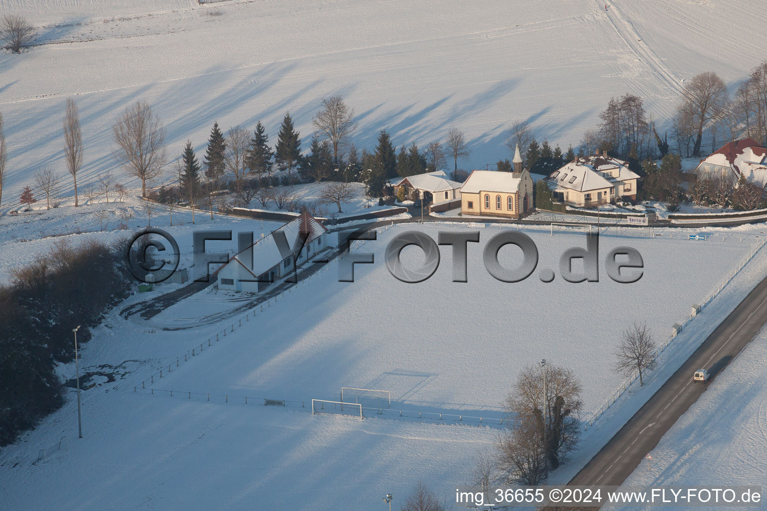 Fußballclub mit eigener Kapelle im Winter bei Schnee in Neewiller-près-Lauterbourg im Bundesland Bas-Rhin, Frankreich