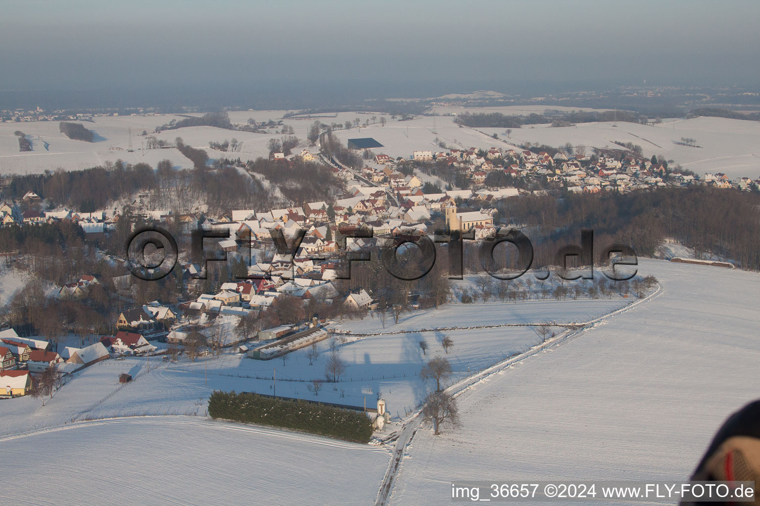 Im Winter bei Schnee in Neewiller-près-Lauterbourg im Bundesland Bas-Rhin, Frankreich von oben gesehen