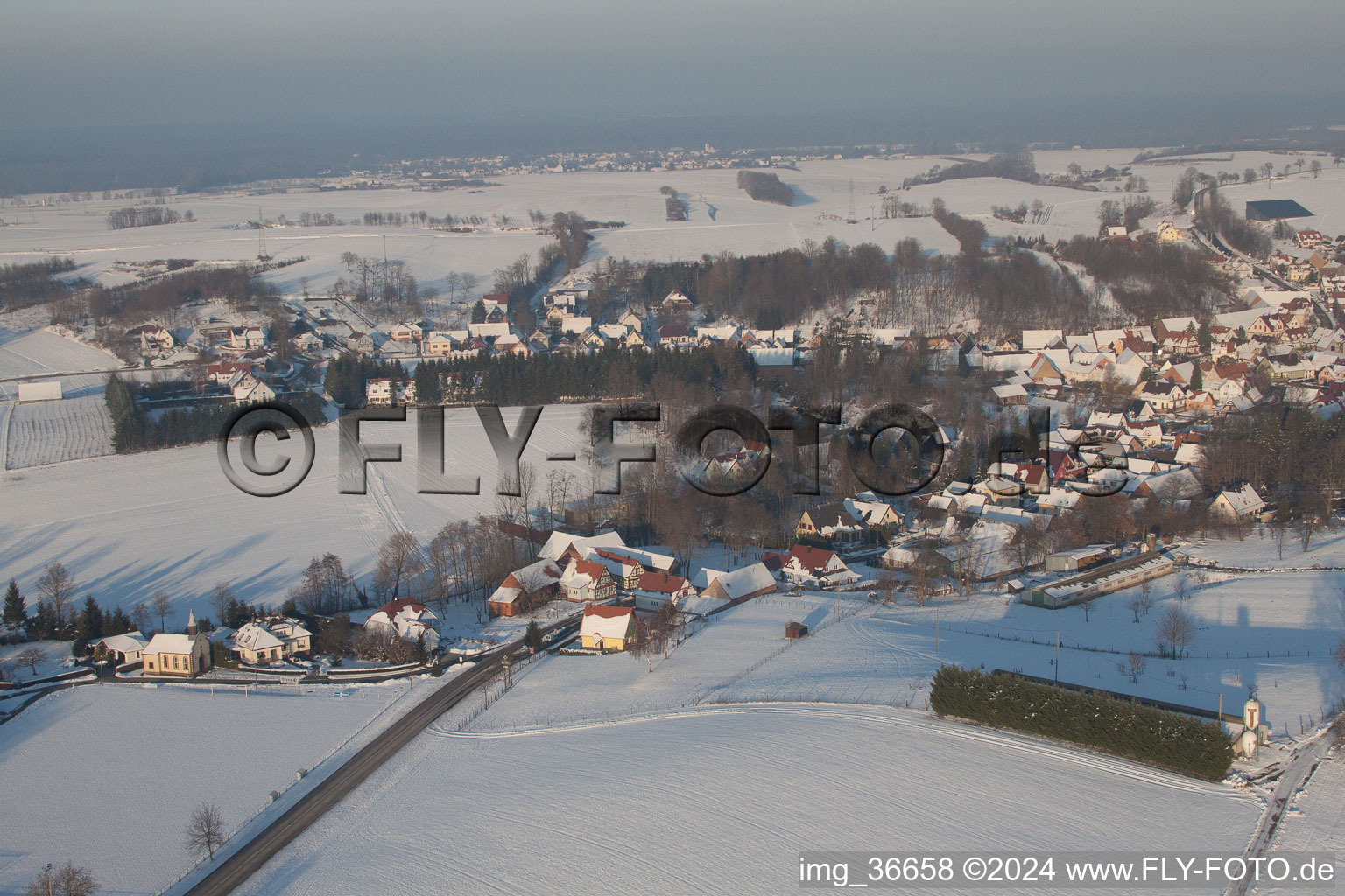 Im Winter bei Schnee in Neewiller-près-Lauterbourg im Bundesland Bas-Rhin, Frankreich vom Flugzeug aus