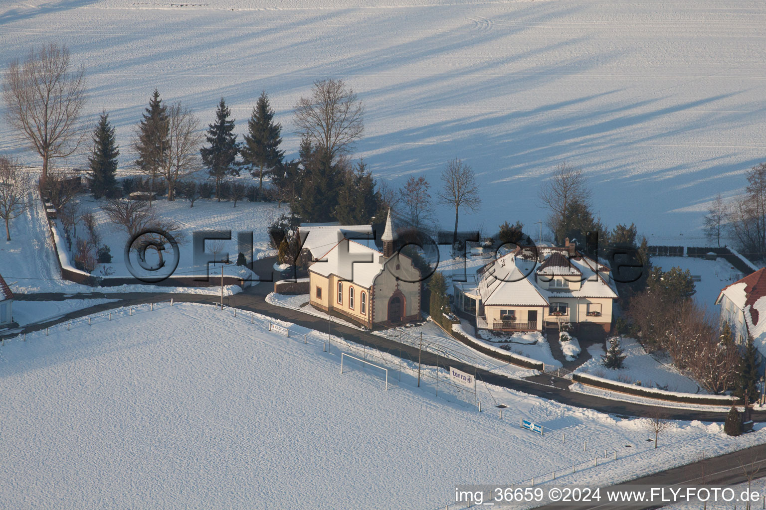 Im Winter bei Schnee in Neewiller-près-Lauterbourg im Bundesland Bas-Rhin, Frankreich aus der Vogelperspektive