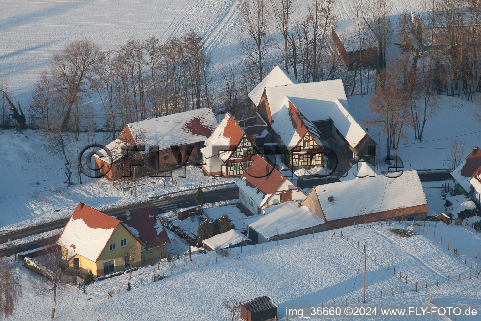Im Winter bei Schnee in Neewiller-près-Lauterbourg im Bundesland Bas-Rhin, Frankreich aus der Luft betrachtet